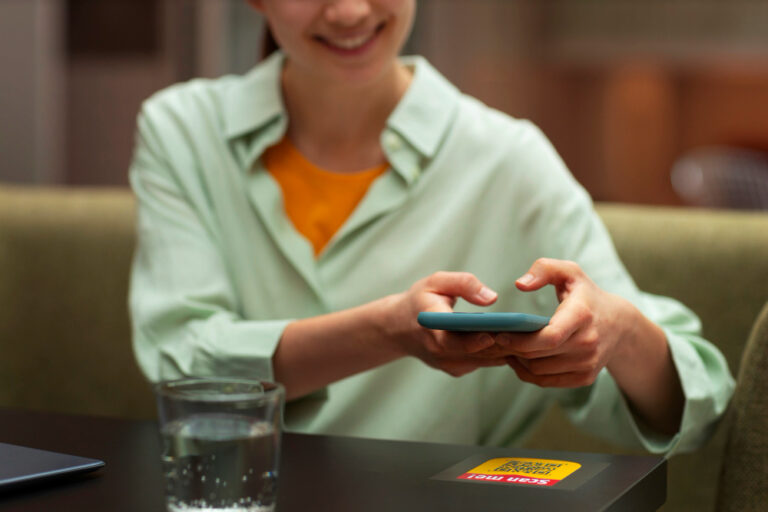 Cómo Descargar la App Android y iPhone Info Tarjetas